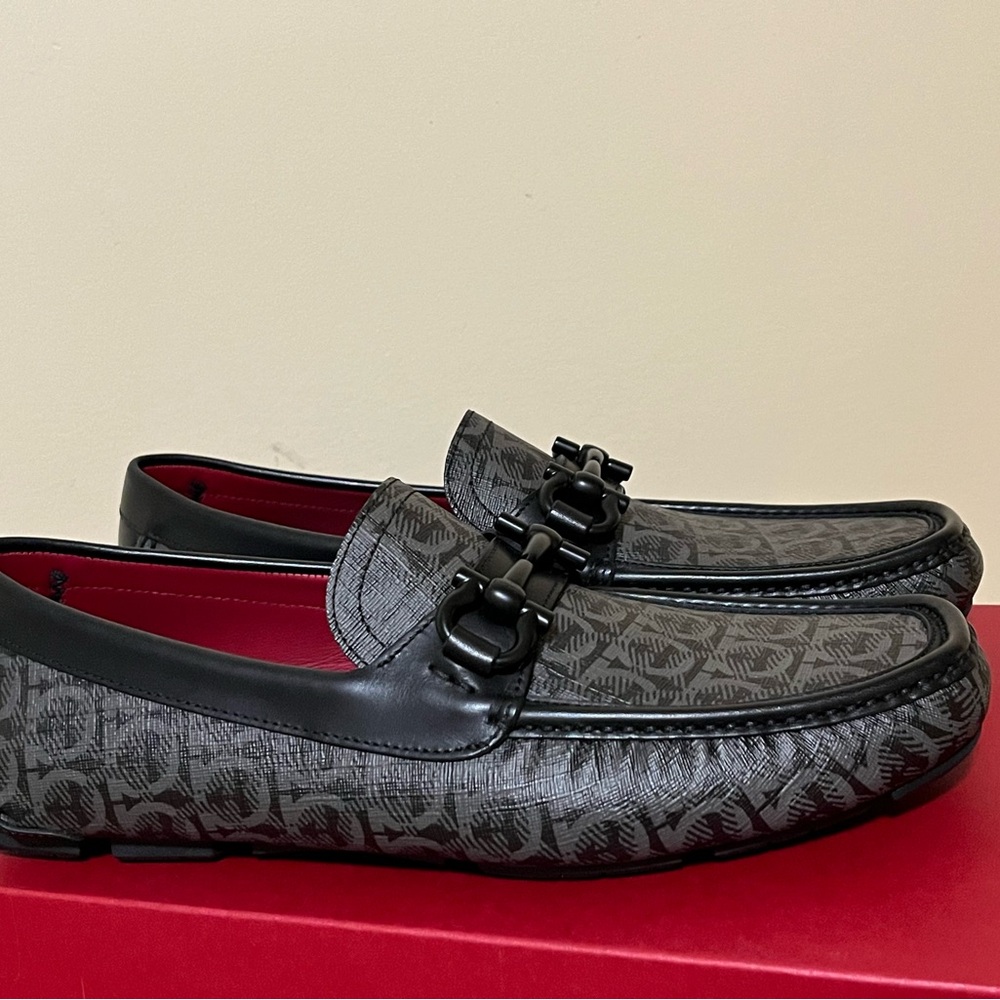 Salvatore Ferragamo Parigi loafers 👞 drivers 7.5 men logo GANCINI